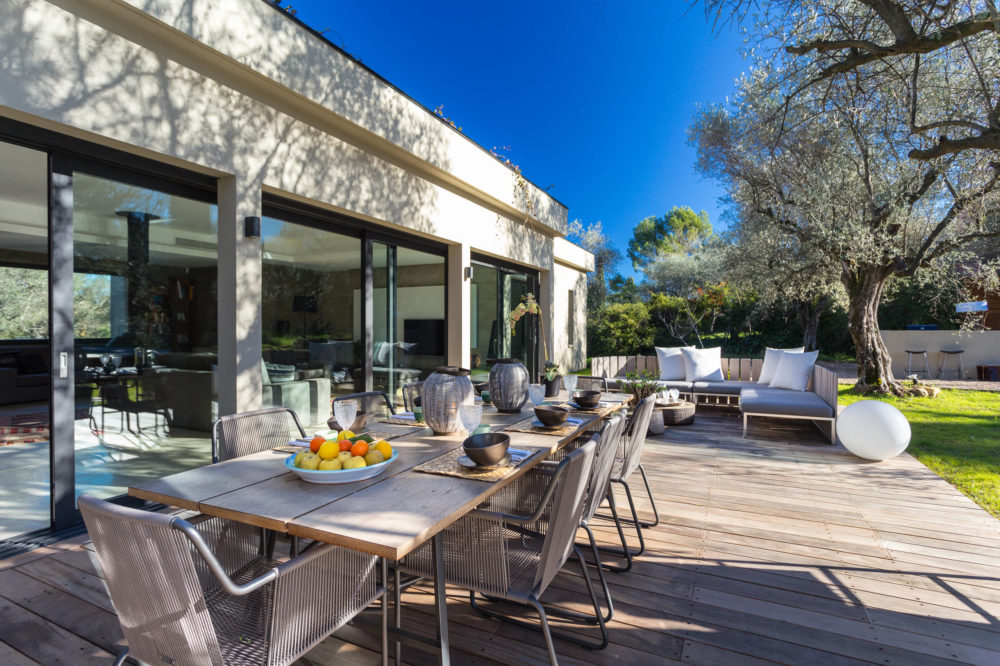 Contemporary terrace with big dining table