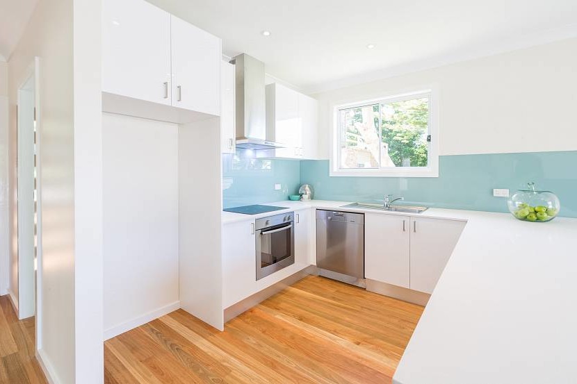 White kitchen with a blue glossy apron