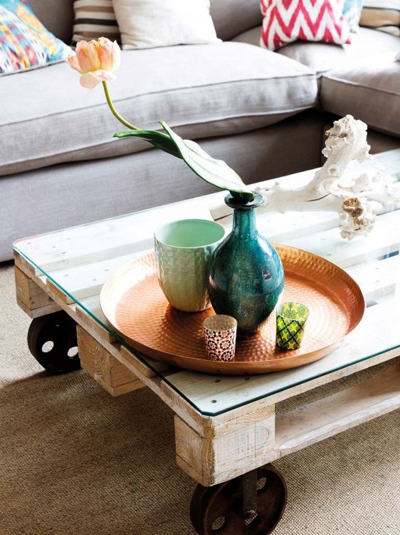 Coffee tables are part of our lifestyle in the living room, but do you know how to decorate them?