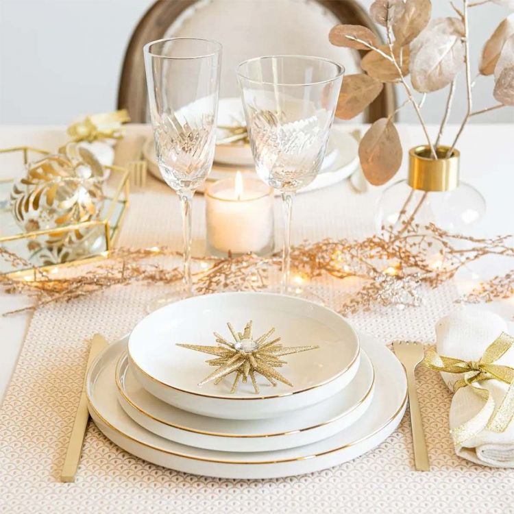 How to dress the table for Christmas?