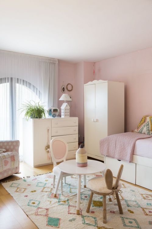 How should the children's bedroom be?