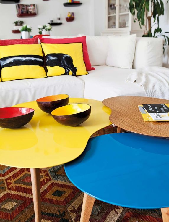 Coffee tables are part of our lifestyle in the living room, but do you know how to decorate them?