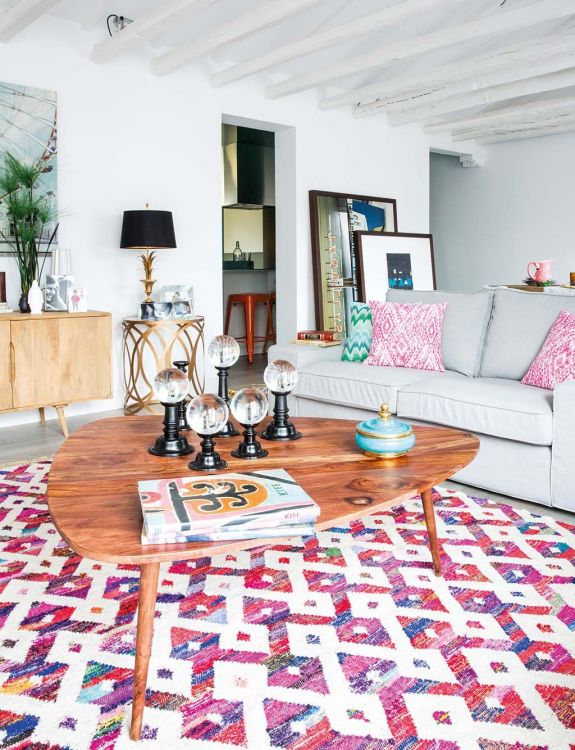 Coffee tables are part of our lifestyle in the living room, but do you know how to decorate them?