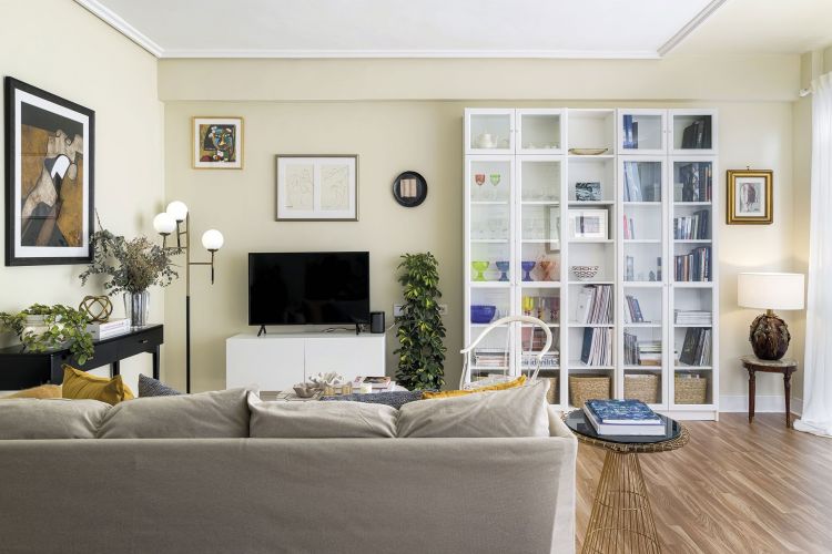 How to put the shelves in the living room?