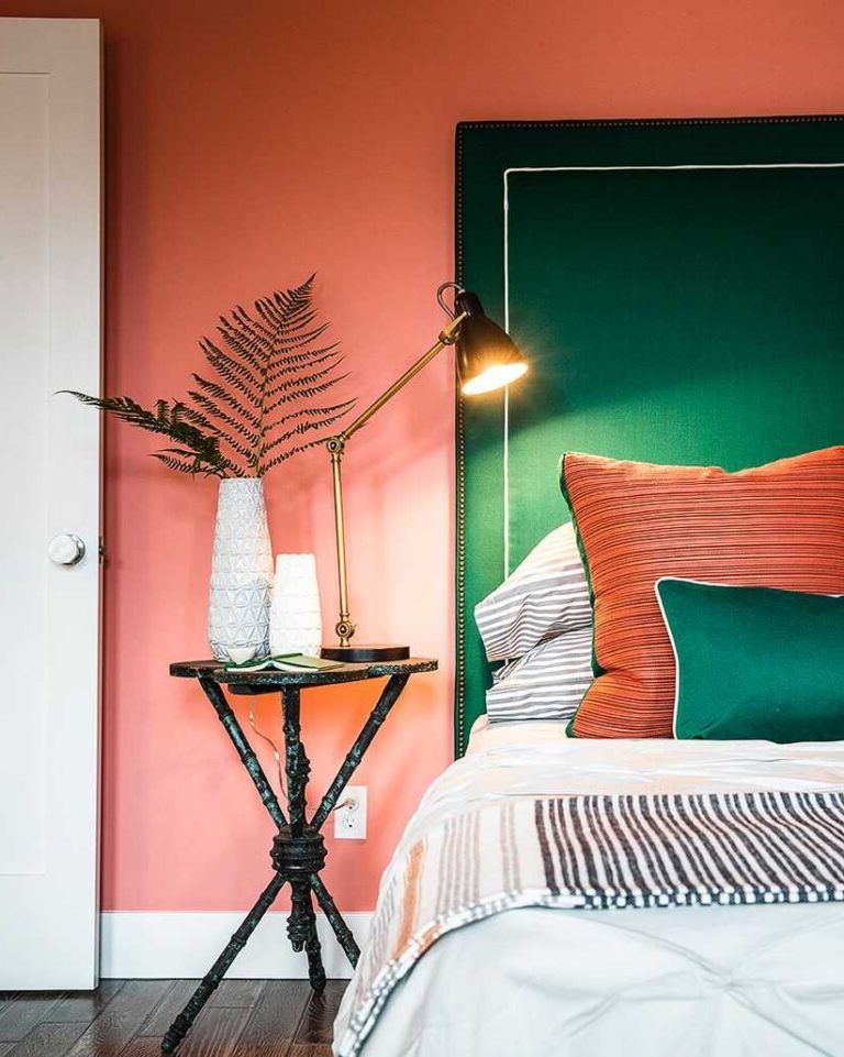 Bedroom decoration with bright colors