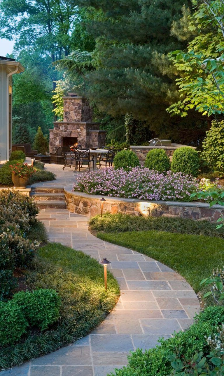 Curves and stones in patios and gardens