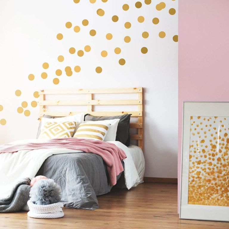 Decorate the wall with vinyl