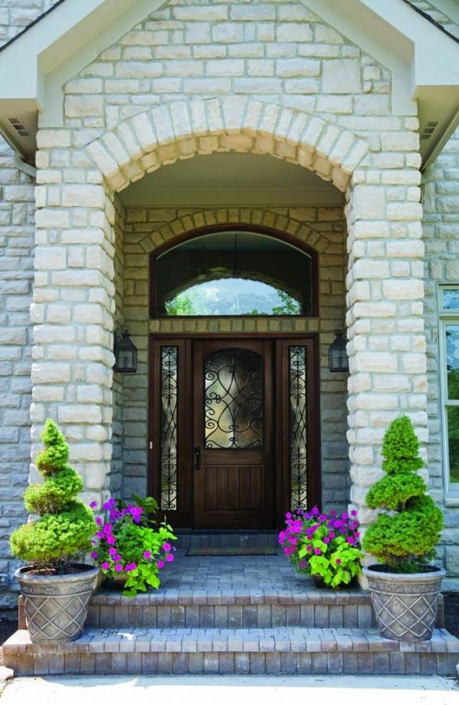 Decorative pots for the main entrance