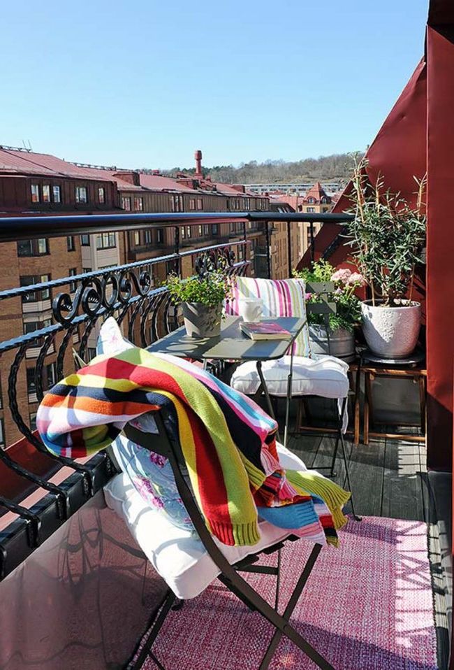 Plants in the decoration of small balconies