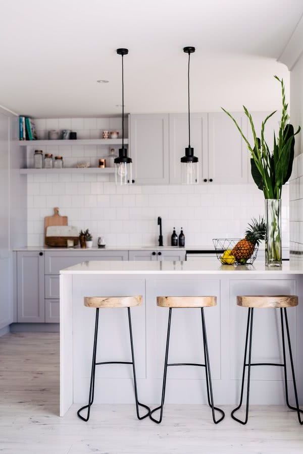 With breakfast bar and stools