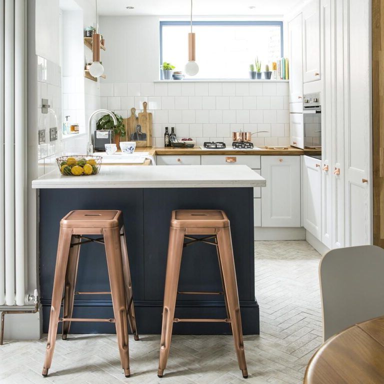 With breakfast bar and stools