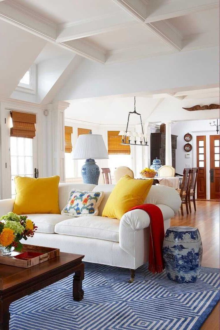 Decorate the living room with bright colors