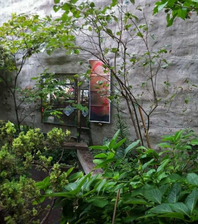 Mirrors in garden and patio decoration