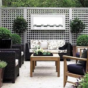 Mirrors in garden and patio decoration