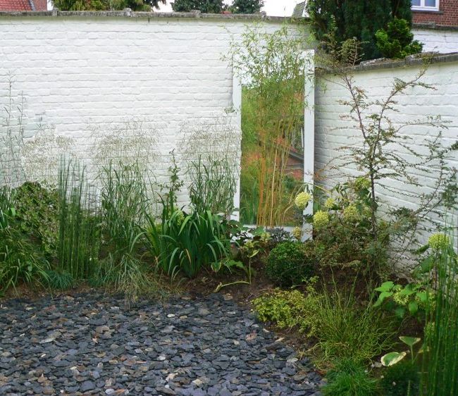 Mirrors in garden and patio decoration