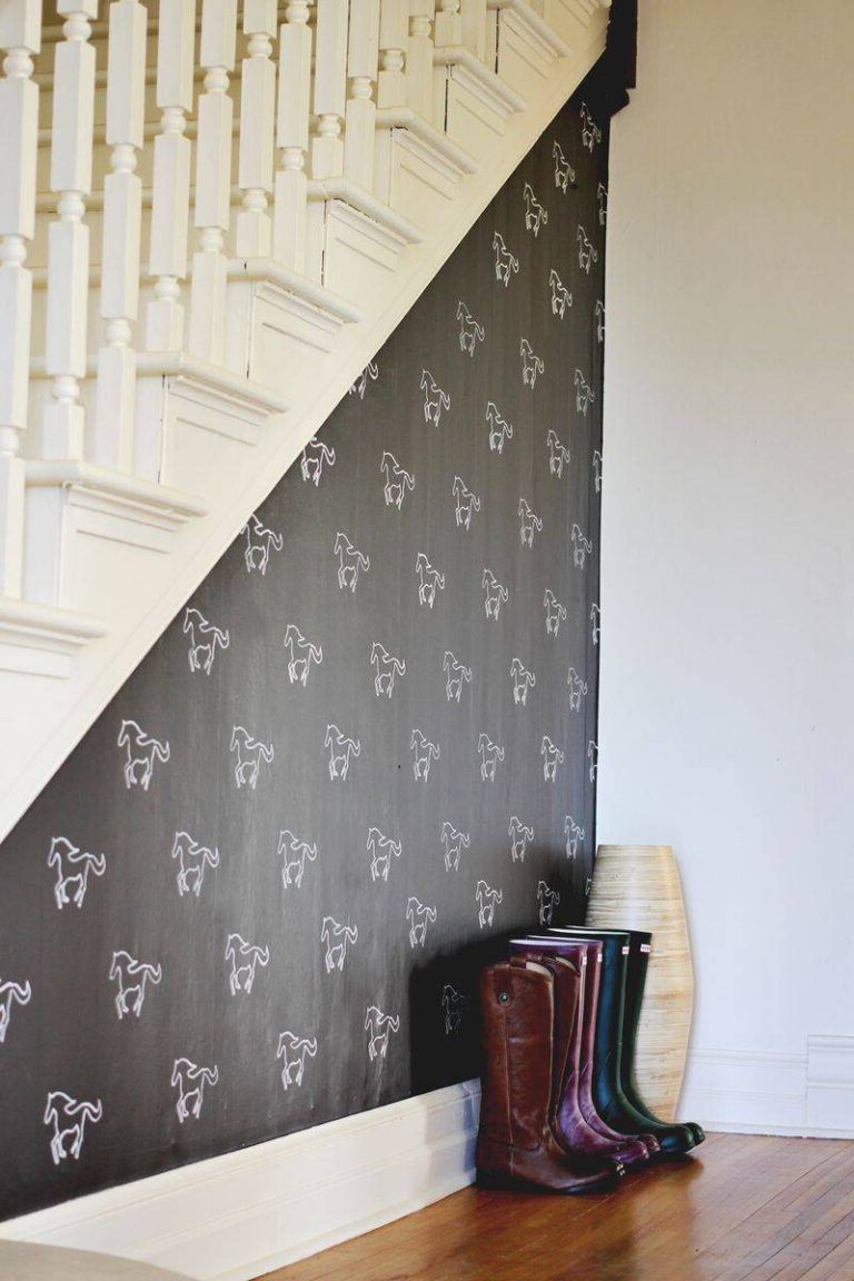 Hand-painted decorated walls with stencils