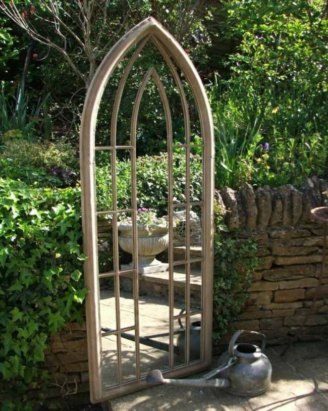 Mirrors in garden and patio decoration