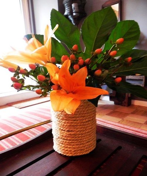 Vases decorated with ropes