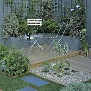 Mirrors in garden and patio decoration