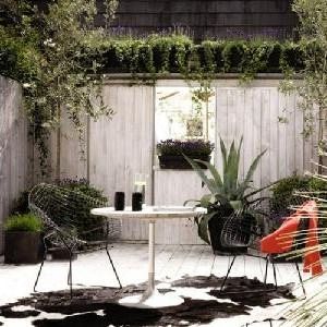 Mirrors in garden and patio decoration