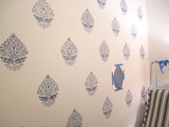 Hand-painted decorated walls with stencils