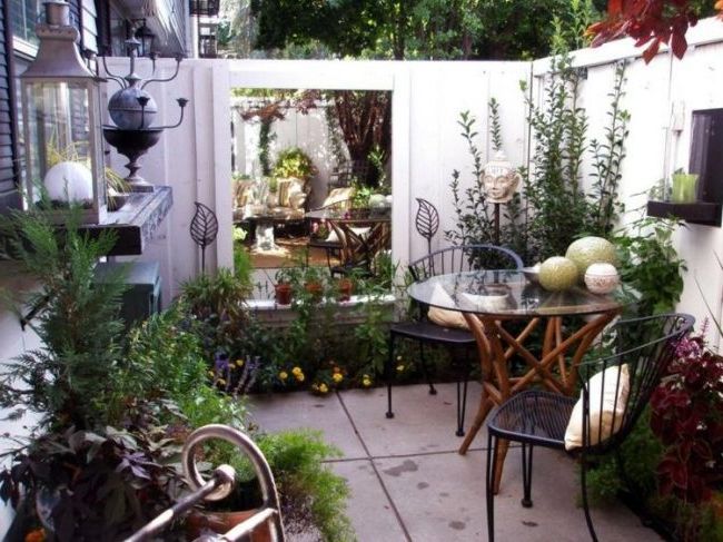 Mirrors in garden and patio decoration