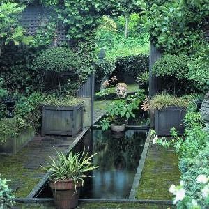 Mirrors in garden and patio decoration