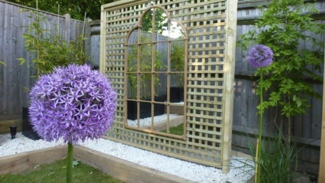 Mirrors in garden and patio decoration