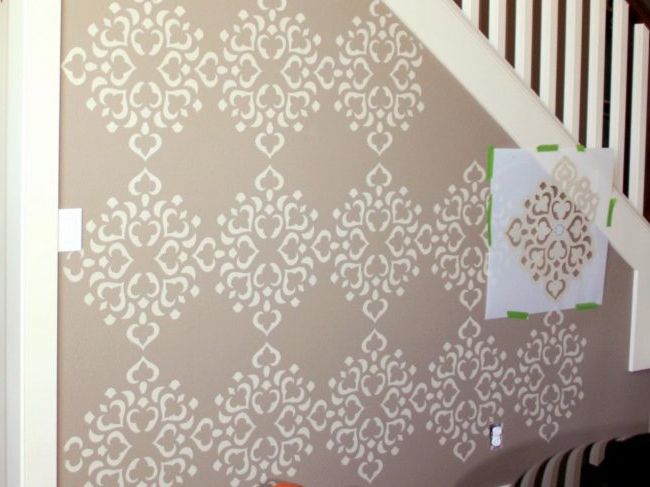 Hand-painted decorated walls with stencils