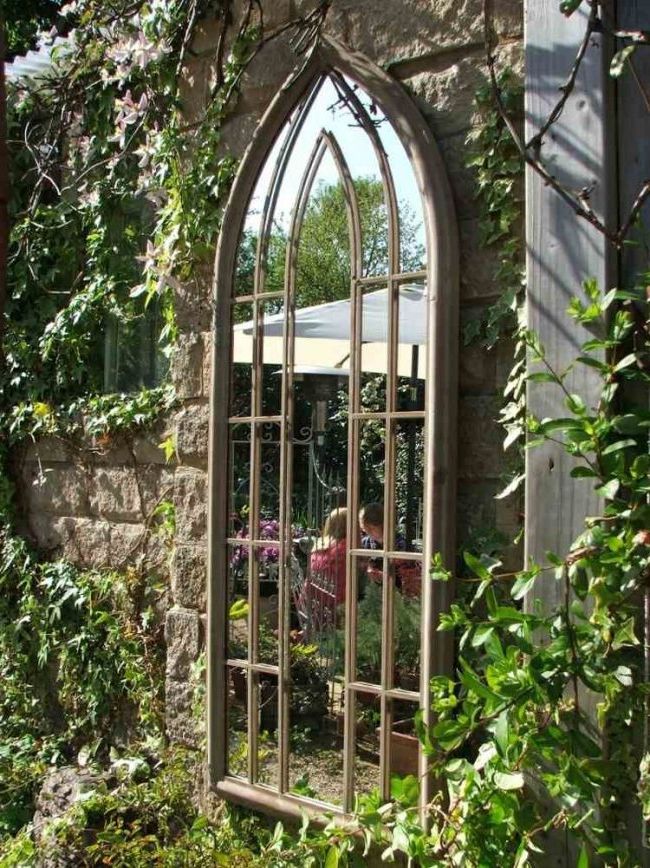 Mirrors in garden and patio decoration