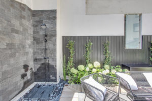 6_3 Close private terrace in light colors