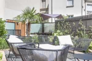 6_6 Close private terrace in light colors