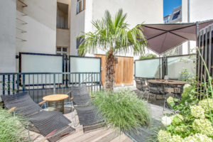 6_7 Close private terrace in light colors